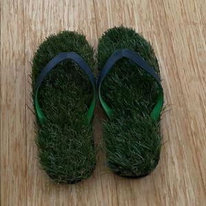 Unisex NWOT grass flip flops